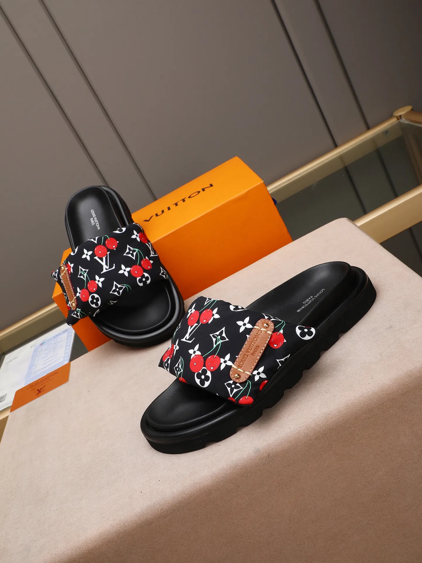 PP360 [LOUIS VUITTON] Louis Vuitton, LV printing, men's and women's slippers are on the market. The drawer box packaging comes with a cloth bag and a card. The upper pattern looks very soft and waxy, and it is a super versatile leg slimming tool. Fabric: imported denim/canvas/old fabric, LV hardware LOGO, official website pattern printing, comfortable to wear, feet: high-elastic PU water table. Sole: foam sole, heel height: about 5cm. Code number: 35-46, 35, 45, 46 are custom-made and non-returnable. Color: multiple colors and styles available.